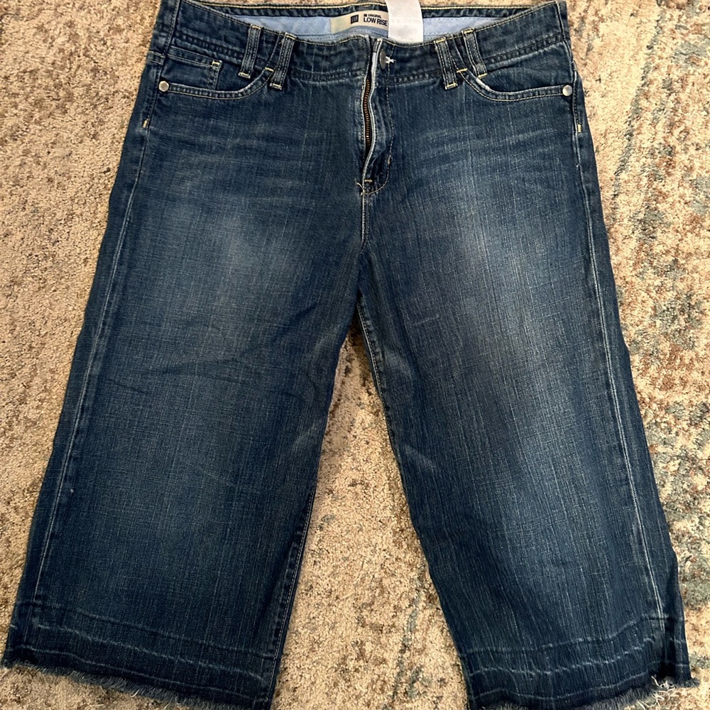 GAP Women’s Low Rise crop fray jeans
